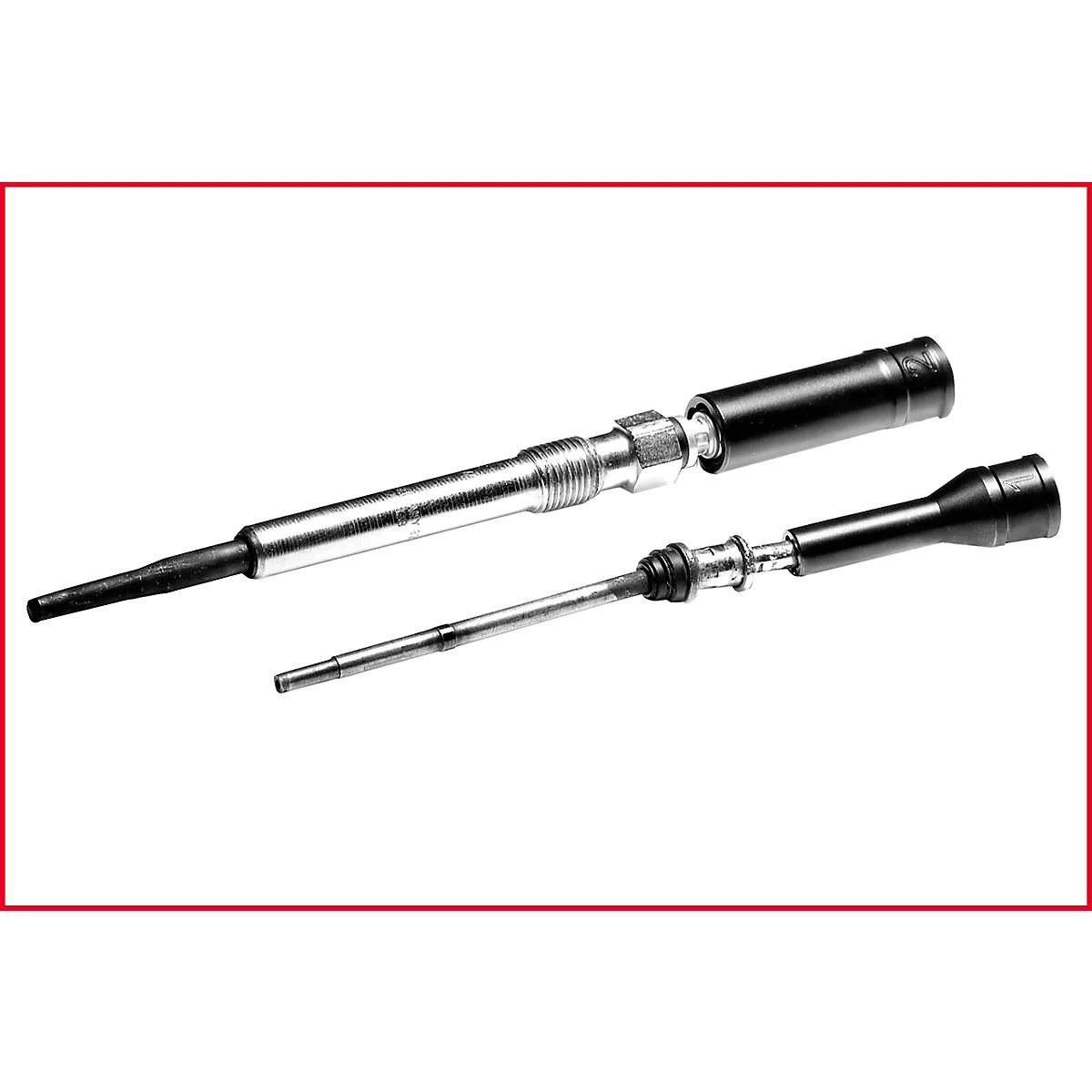 Zwei Glühkerzen im Detail. Eine ist teilweise zerlegt.